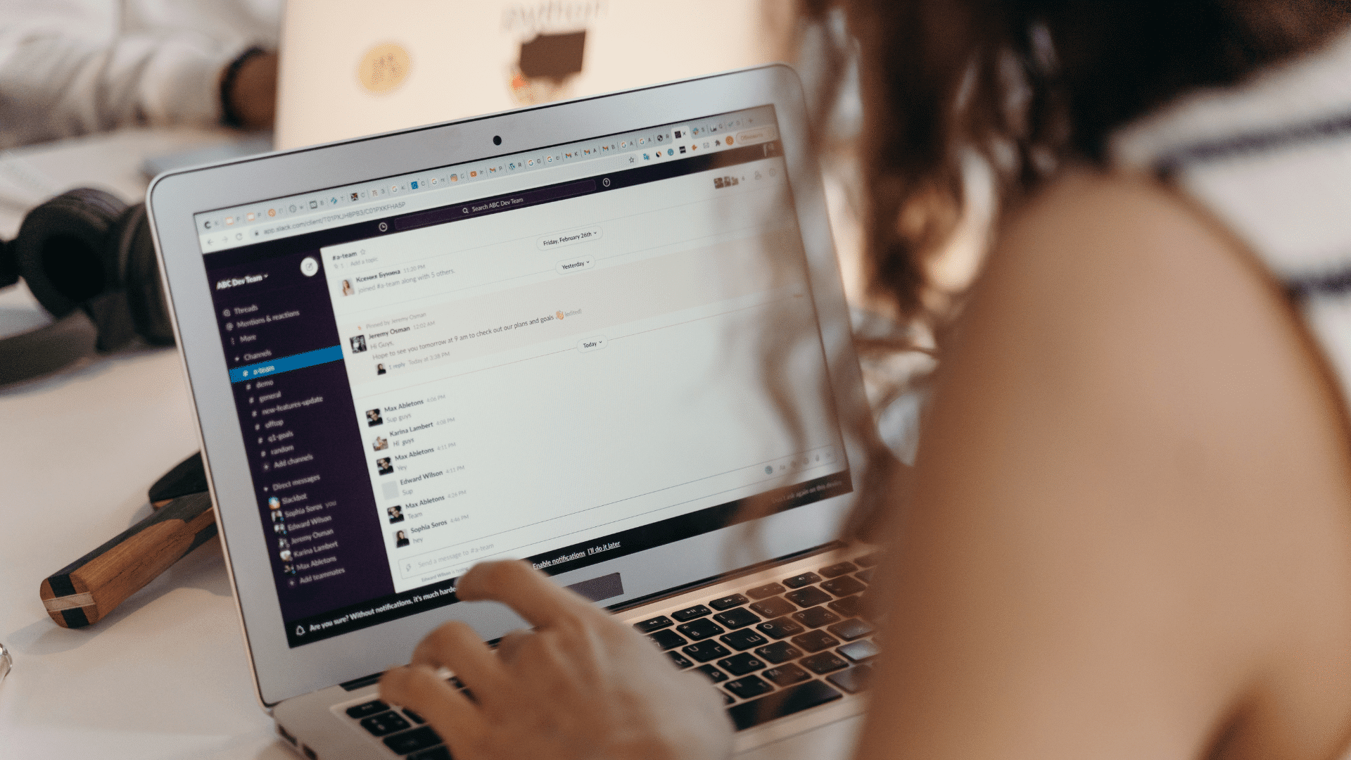 Personne consultant sa messagerie professionnelle sur un ordinateur portable