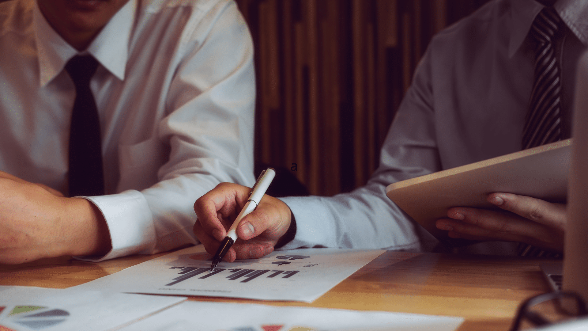 Deux dirigeants analysant les résultats d'un audit informatique sur des documents chiffrés